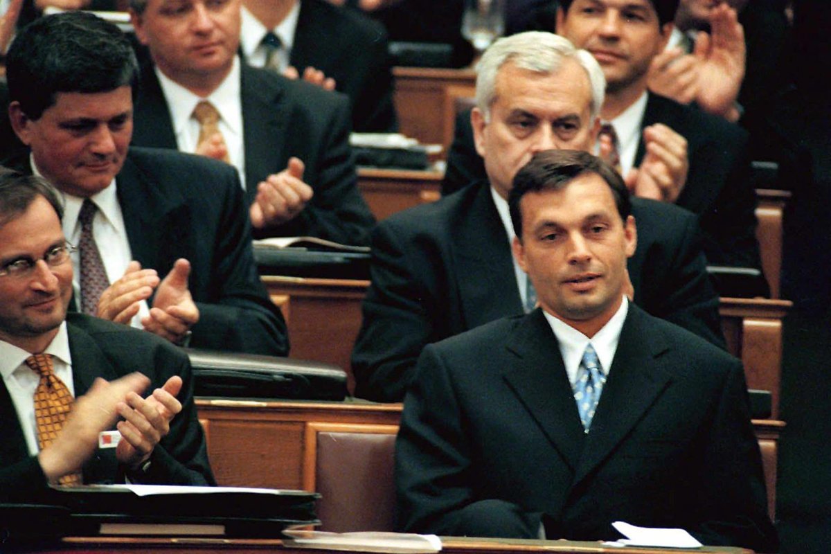 Виктор Орбан (справа), получает аплодисменты от членов парламента Венгрии после назначения на должность премьер-министра, 18 июня 1998 года. Фото: Attila Kisbenedek / EPA Photo