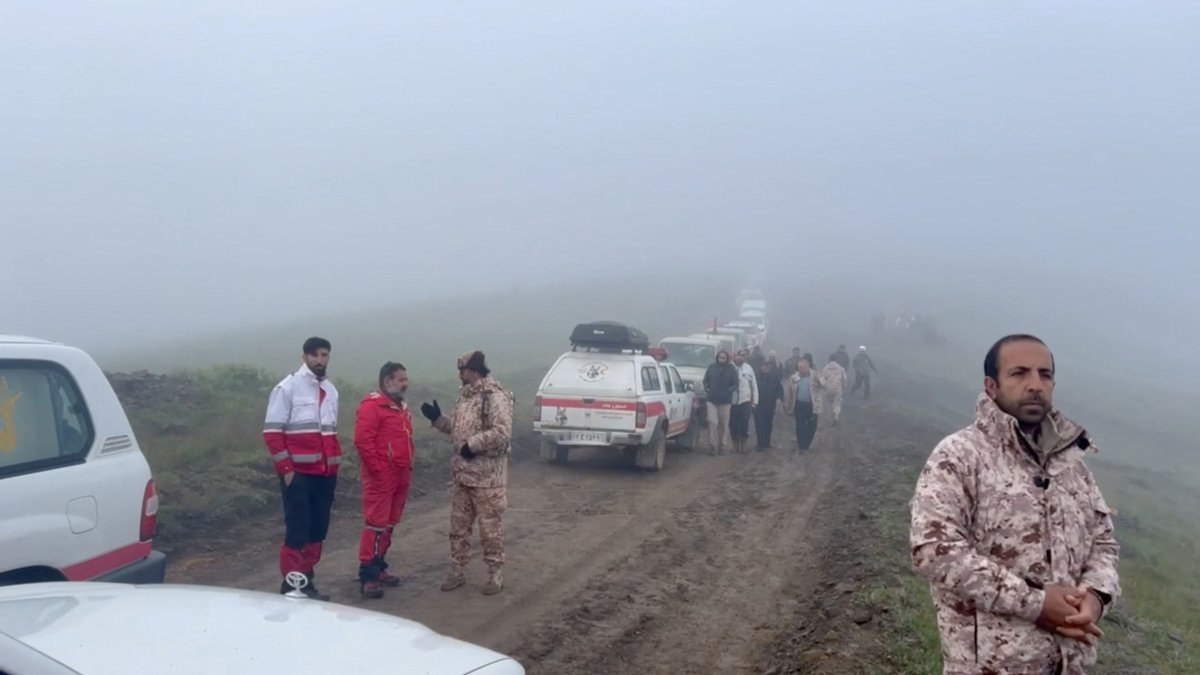 Спасатели участвуют в поисково-спасательной операции после крушения вертолета с президентом Ирана Эбрахимом Раиси, 20 мая 2024 года. Фото: Iranian Red Crescent Society / Reuters / Scanpix