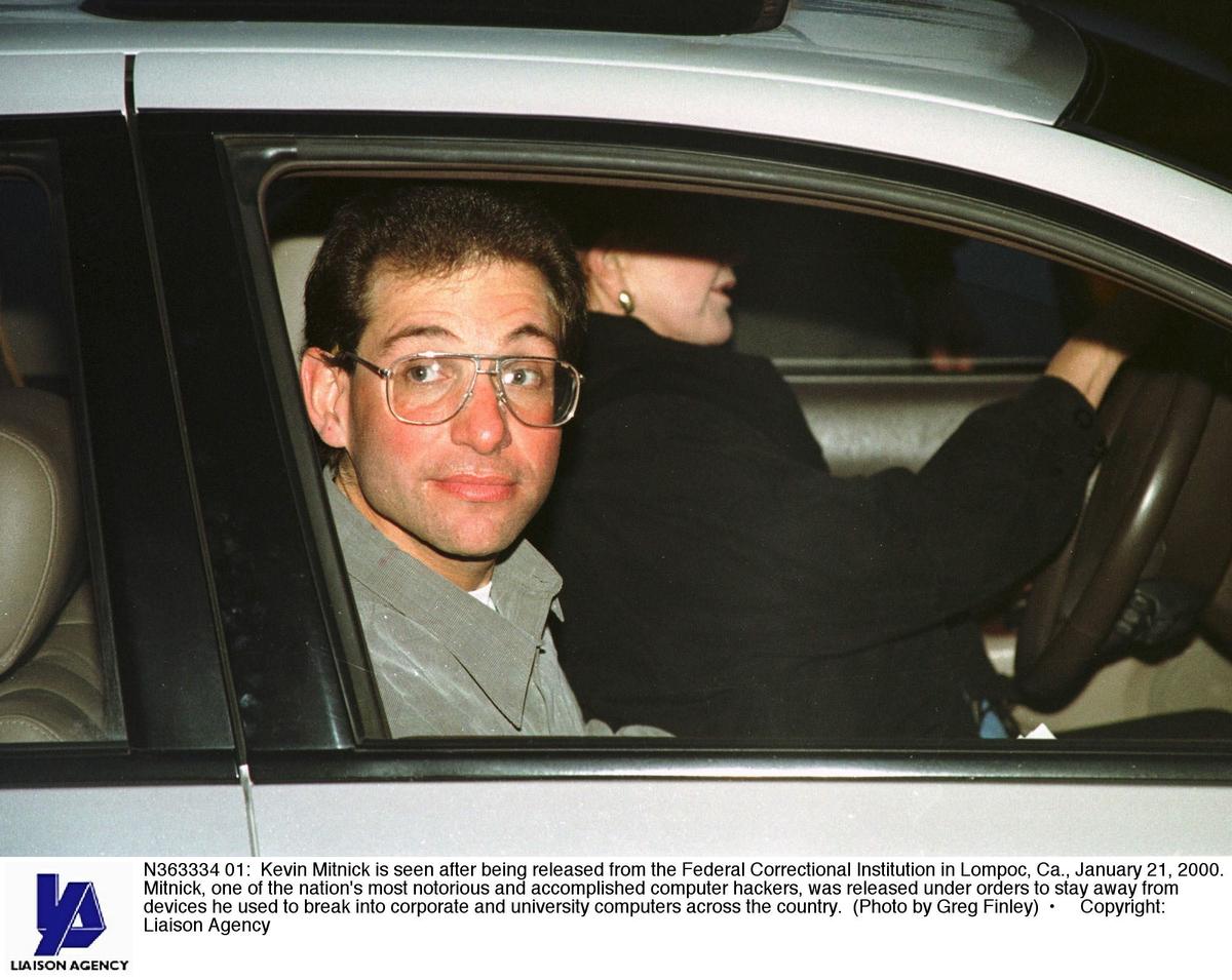 Кевин Митник после освобождения из Федерального исправительного учреждения в Ломпоке, Калифорния, 21 января 2000 г. Фото: Greg Finley