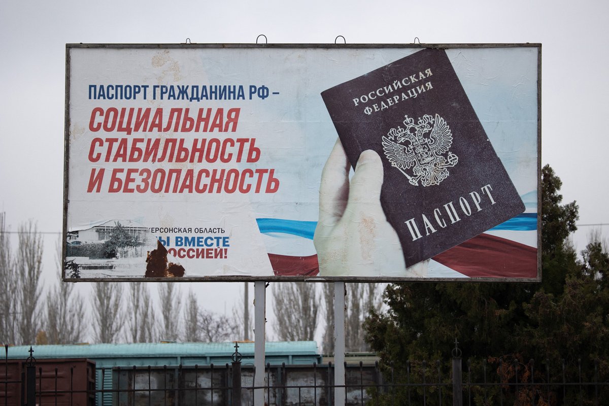 Пропагандистский плакат с российским паспортом в Херсоне после освобождения города 13 ноября 2022 года. Фото: Raphael Lafargue / Abaca / Sipa USA / Vida Press
