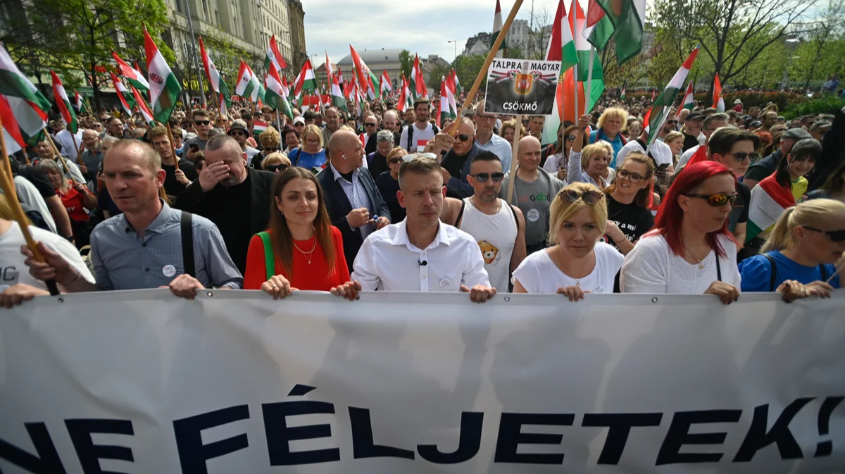 Санта-Барбара по-венгерски. Новый оппонент Виктора Орбана публикует  переговоры министров о взятках и собирает митинги, в ответ получая  обвинения в домашнем насилии. Репортаж «Новой-Европа» из Будапешта — Новая  газета Европа