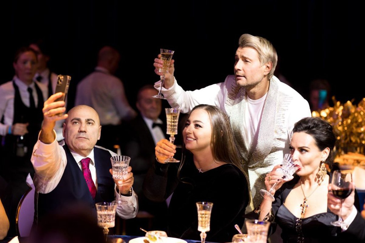 Анна Краснова (в центре) на праздновании дня рождения Николая Баскова, октябрь 2021 года. Фото: LAPINO HALL