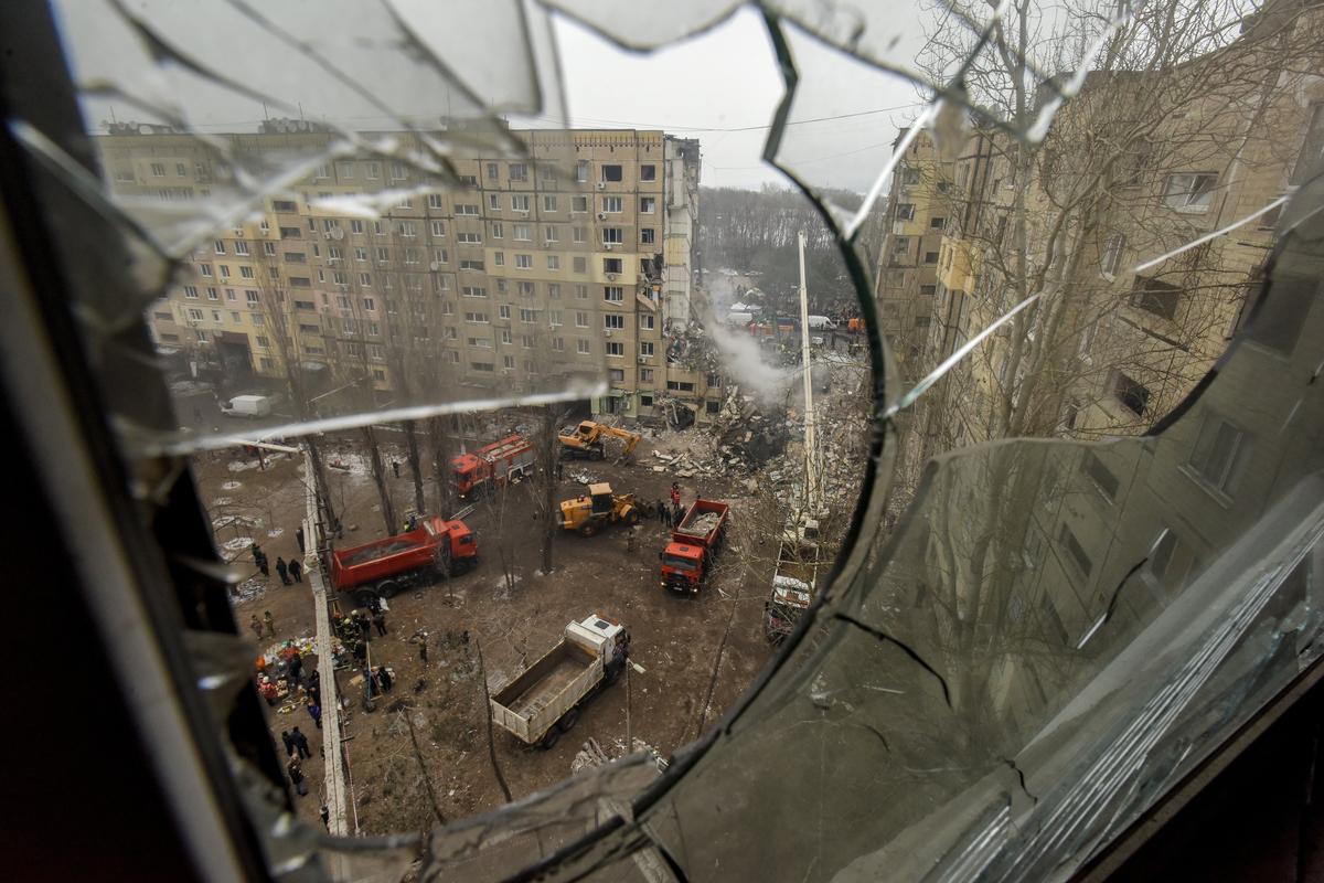 A damaged residential building in Dnipro, central Ukraine, 15 January 2023. Photo: EPA-EFE/OLEG PETRASYUK