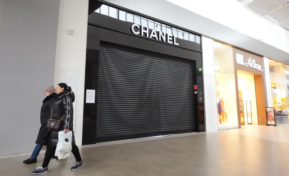 Закрытый магазин Chanel в Москве,. Фото: EPA-EFE/MAXIM SHIPENKOV
