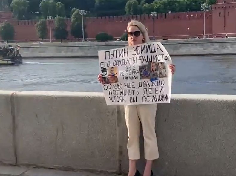 Марина Овсянникова во время одиночного пикета напротив Кремля. Скриншот