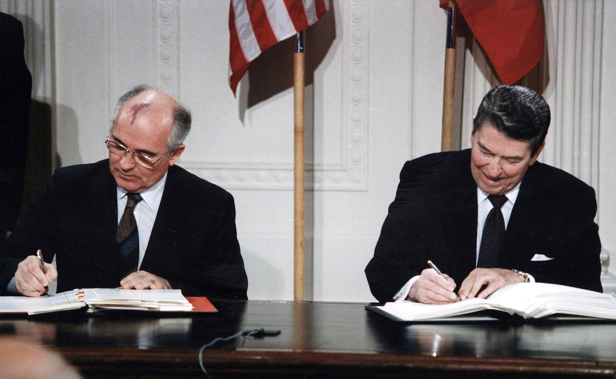 Президент США Рейган и Генеральный секретарь ЦК КПСС Горбачёв подписывают Договор о РСМД, 1988 год. Фото: Wikimedia