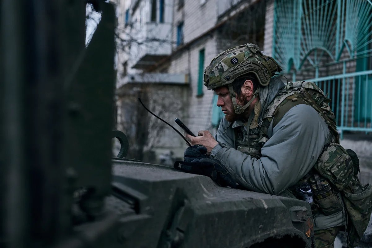 A Ukrainian serviceman with a smartphone in Chasiv Yar, Donetsk region, Ukraine, 6 March 2023. Photo: Libkos / AP Photo / Scanpix / LETA