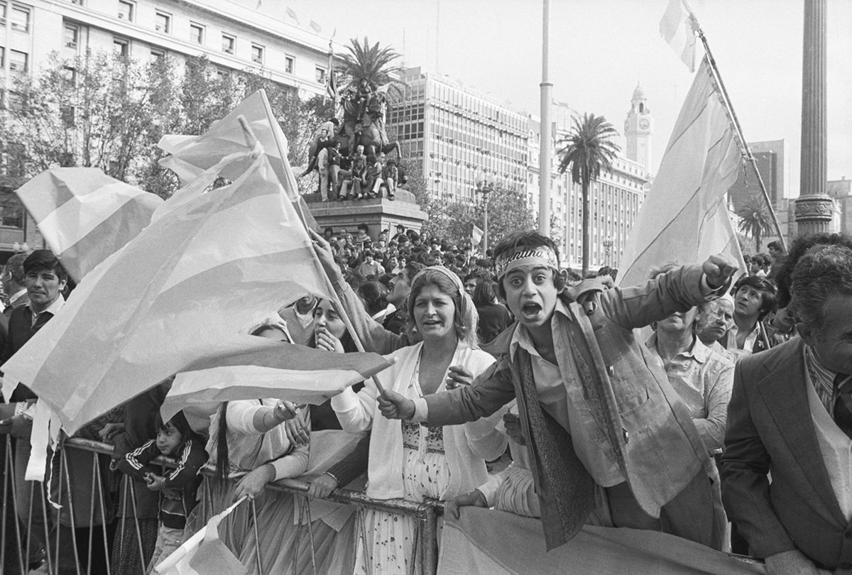 Митинг на площади Мая, призванный поднять боевой дух аргентинцев в связи с неудачей на острове Южная Георгия, 26 апреля 1982 года. Фото: Bettmann / Kontributor / Getty Images