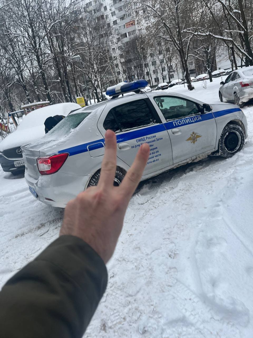 Владимир Лукин возле полицейской машины. Фото: Владимир Лукин