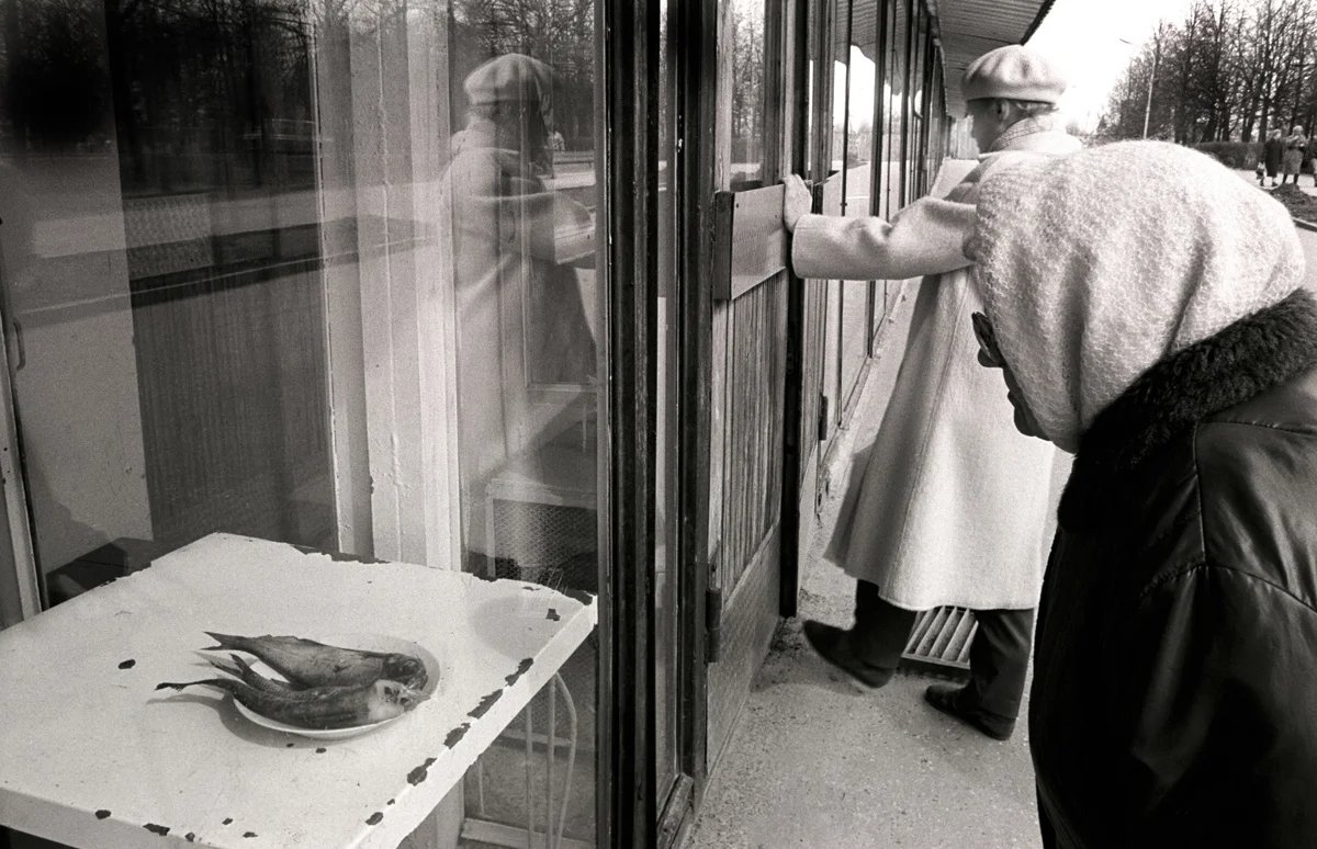 A grocery store front in Veliky Novgorod in northern Russia in the 1990s. Photo: Neil Pattison / Alamy / Vida Press