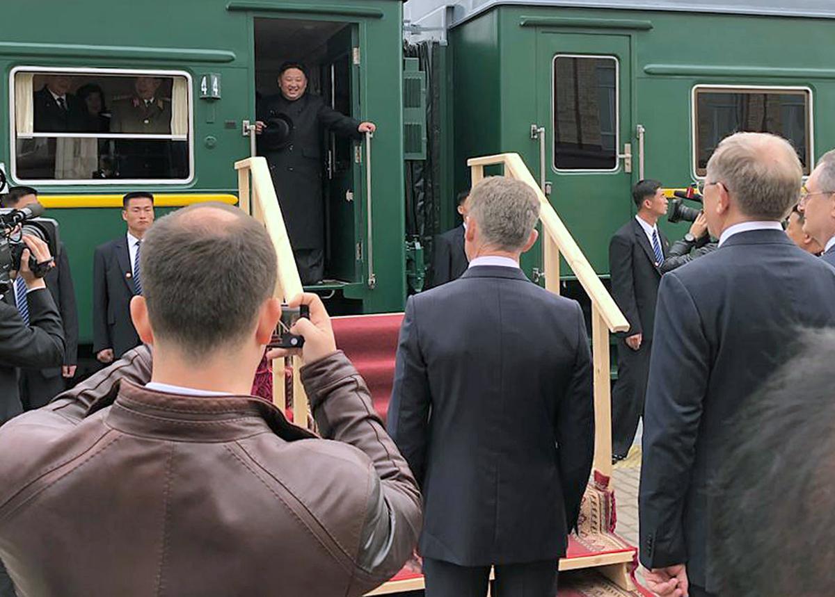 Ким Чен Ына приветствуют по прибытии в российский пограничный город Хасан, Россия, 24 апреля 2019 г. EPA-EFE/YONHAP SOUTH KOREA OUT