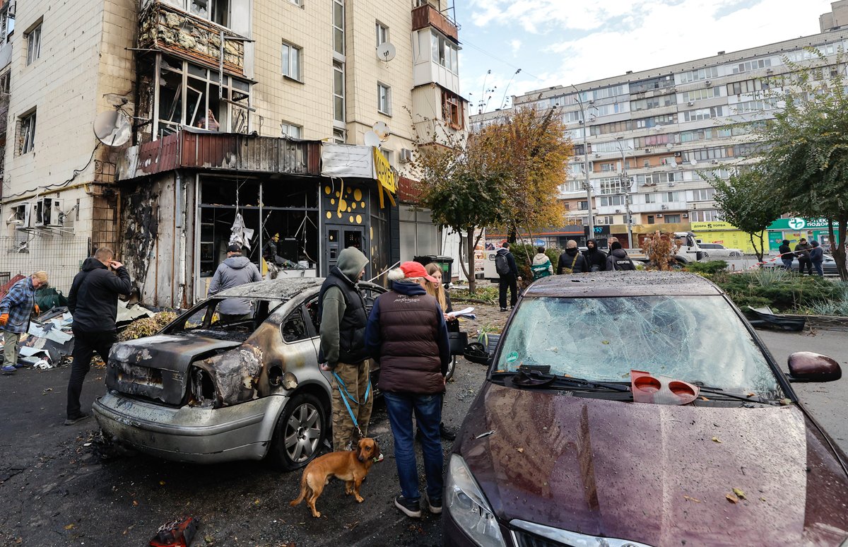 Жители осматривают поврежденные автомобили после ночной атаки беспилотника в Киеве, 29 октября 2024 года. Фото: Sergey Dolzhenko / EPA-EFE