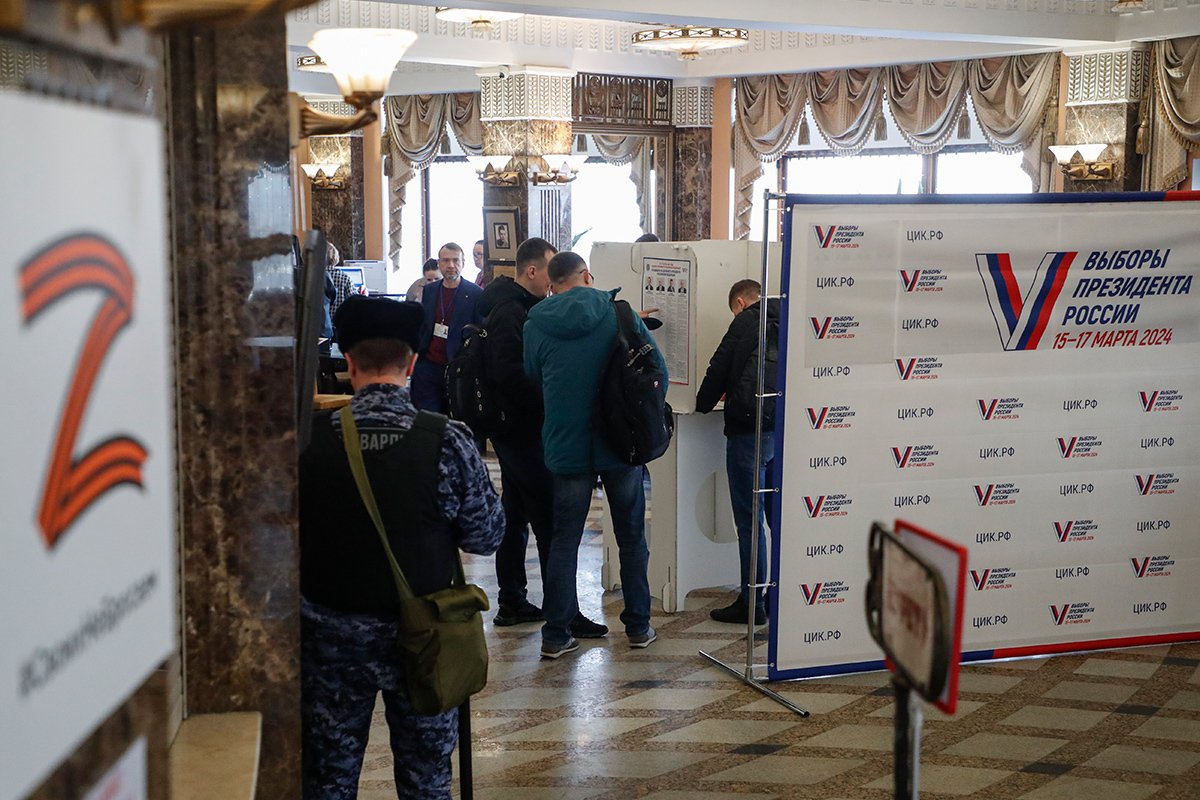 Россияне голосуют во время президентских выборов в Москве. Фото: Максим Шипенков / EPA-EFE