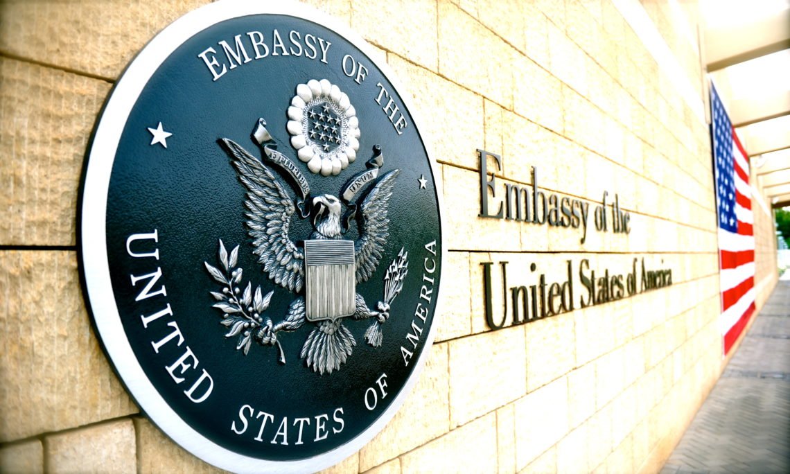 Логотип посольства США. Фото: МИД США