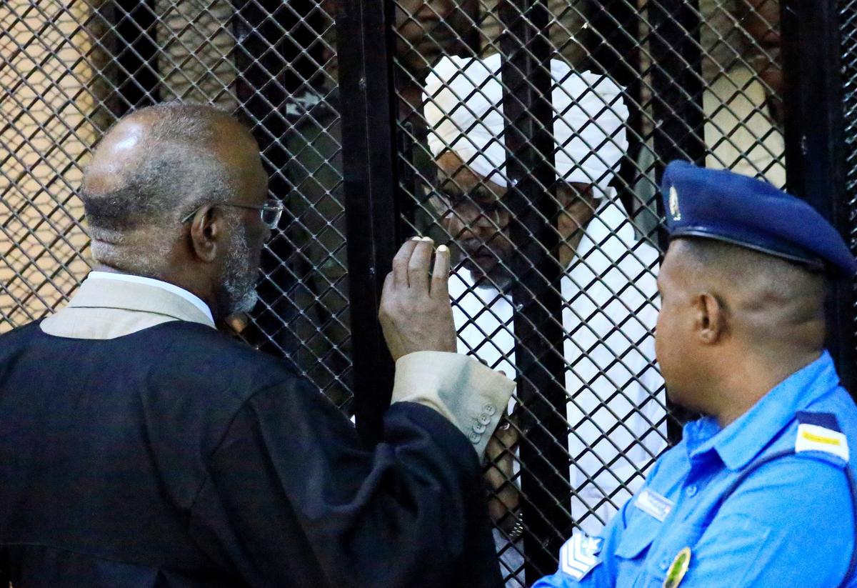 Бывший президент Судана Омар Хассан аль-Башир во время слушания приговора по обвинению в коррупции в суде в Хартуме, Судан, 14 декабря 2019 г. Фото: REUTERS/Mohamed Nureldin Abdallah