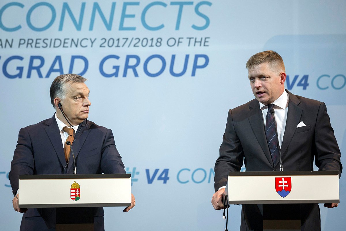 Премьер-министр Венгрии Виктор Орбан (слева) и премьер-министр Словакии Роберт Фицо. 19 июля 2017 года. Фото: Balazs Mohai / EPA