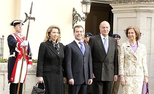 Дмитрий и Светлана Медведевы, Король Испании Хуан Карлос I и Королева София во время официальной церемонии встречи. Фото:  Kremlin