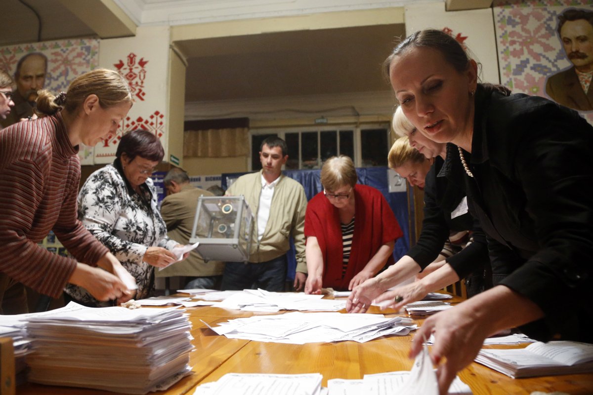 Члены местной избирательной комиссии подсчитывают голоса после референдума на избирательном участке в Донецке, 11 мая 2014 года. Фото: Максим Шипенков / EPA