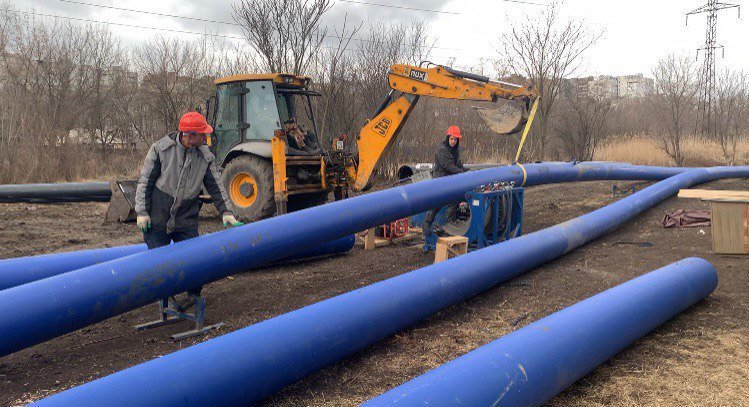 Фото из телеграм-канала «Типичный Донецк» иллюстрирует новость: к обновлению водопровода в Донецке приступили сотрудники «Мосводоканала» / Spektr. Press