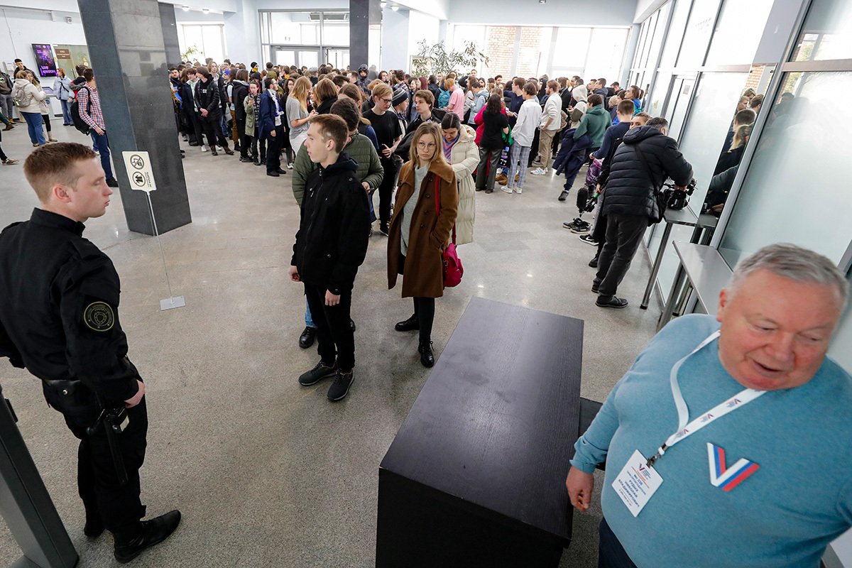 На избирательном участке в Москве, 17 марта 2024 года. Фото: Максим Шипенков / EPA-EFE