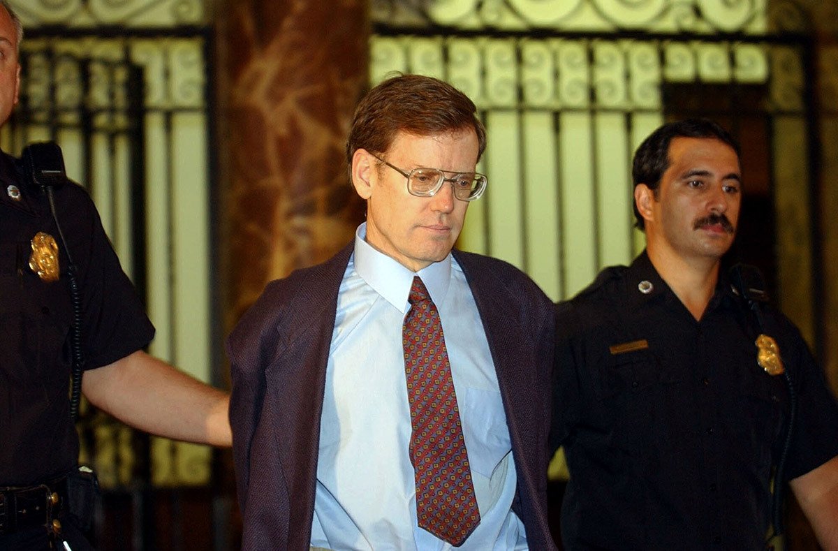 Джеймс Копп полиции входит в зал суда 19 августа 2002 г. в Буффало. Фото Freier Fotograf / Getty Images
