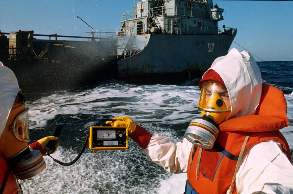 Активисты Гринпис заблокировали вход в Министерство атомной энергии в знак протеста против планов строительства 26 новых ядерных реакторов в течение ближайших 20 лет. В том числе в результате общественного резонанса эти планы так и не были реализованы, 1993 год. Фото: Greenpeace