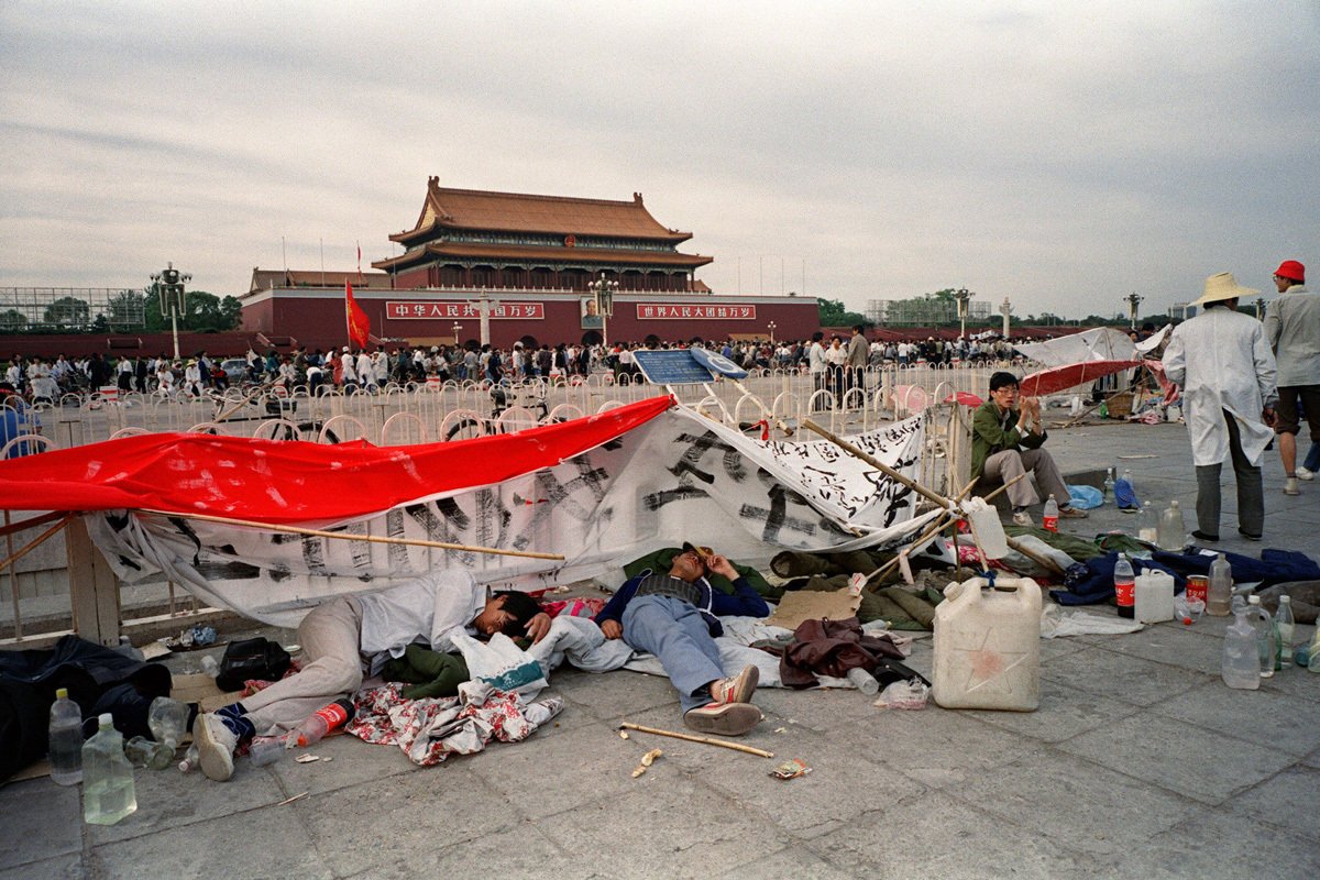 Студенты, спящие на земле на площади Тяньаньмэнь в Пекине, 21 мая 1989 года. Фото: Naochiro Kimura / AFP / Scanpix / LETA