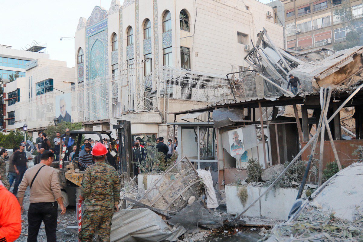 Разрушения после авиаудара по зданию рядом с посольством Ирана в Дамаске, 1 апреля 2024 года. Фото: Youssef Dafawwi / EPA-EFE
