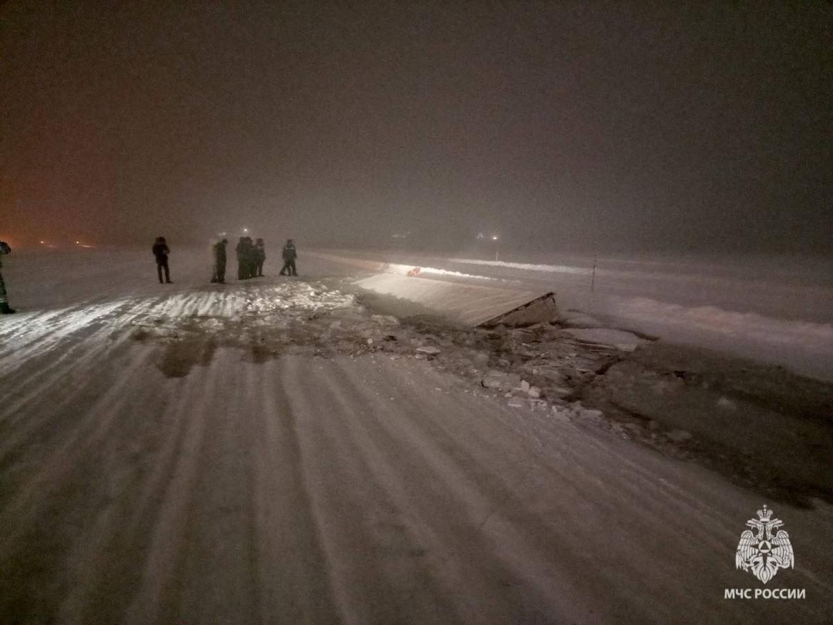 Разрушенная ледовая переправа через реку Белая. Фото: МЧС