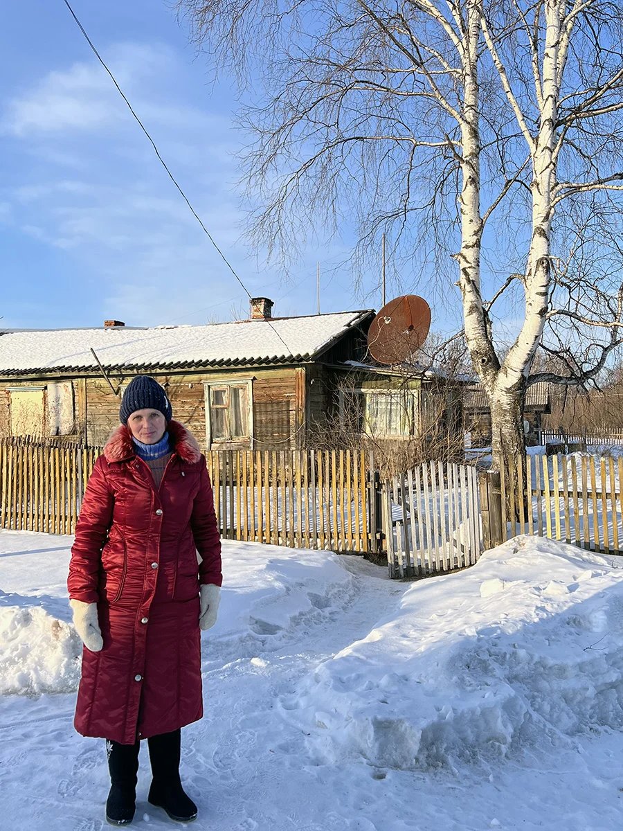 Svetlana Polyakova near her house. Photo by Irina Kravtsova / Novaya Gazeta Europe