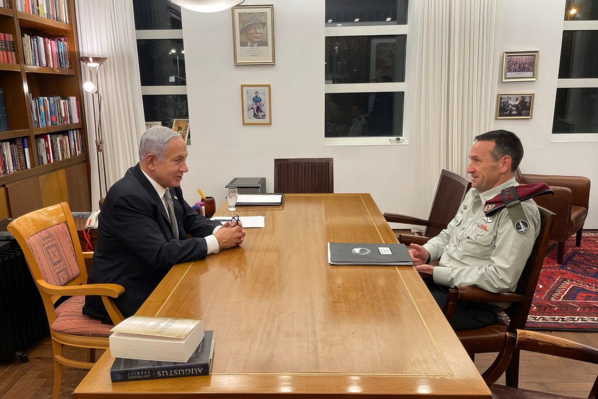 Нетаньяху c начальником Генштаба Армии обороны Израиля Герци Халеви, фото: Офис премьер-министра Израиля (GPU)
