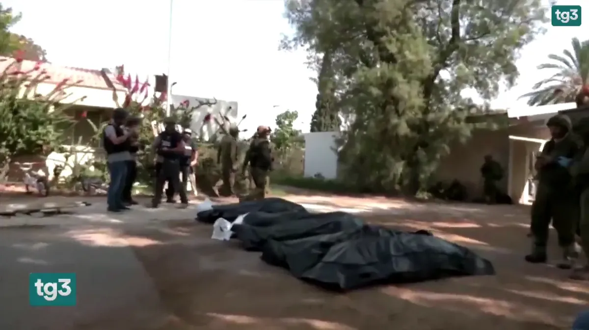 Израильские военные обнаружили десятки тел мирных жителей в кибуце Кфар-Аза, который атаковали боевики ХАМАС