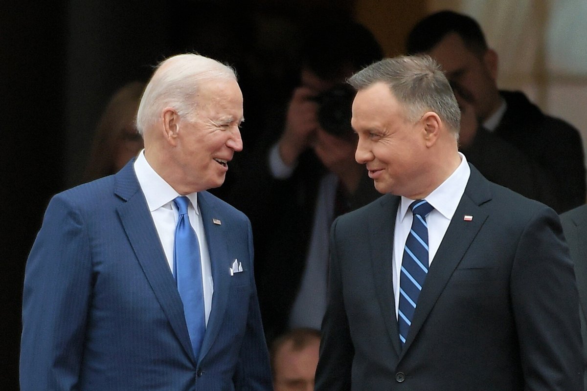 Президент Польши Анджей Дуда и президент США Джо Байден во время официальной церемонии встречи в президентском дворце в Варшаве, 26 марта 2022 года. Фото: Marcin Obara / EPA-EFE