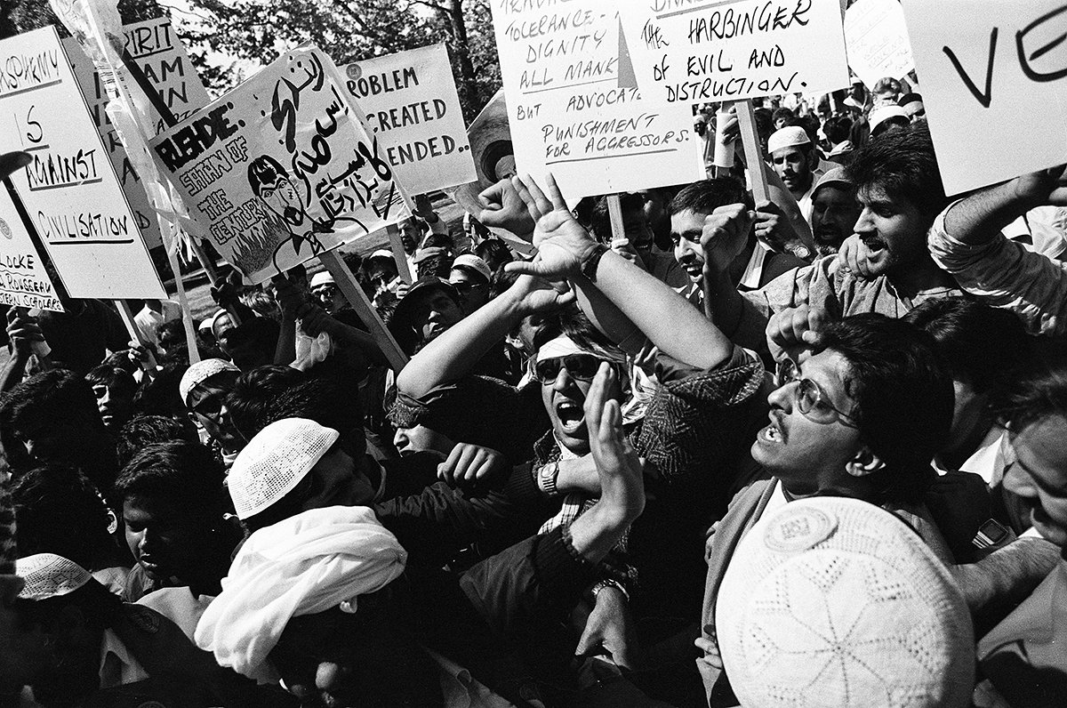 Демонстрация, вызванная публикацией романа Салмана Рушди «Сатанинские стихи», Лондон, 6 мая 1989 года. Фото: Vida press