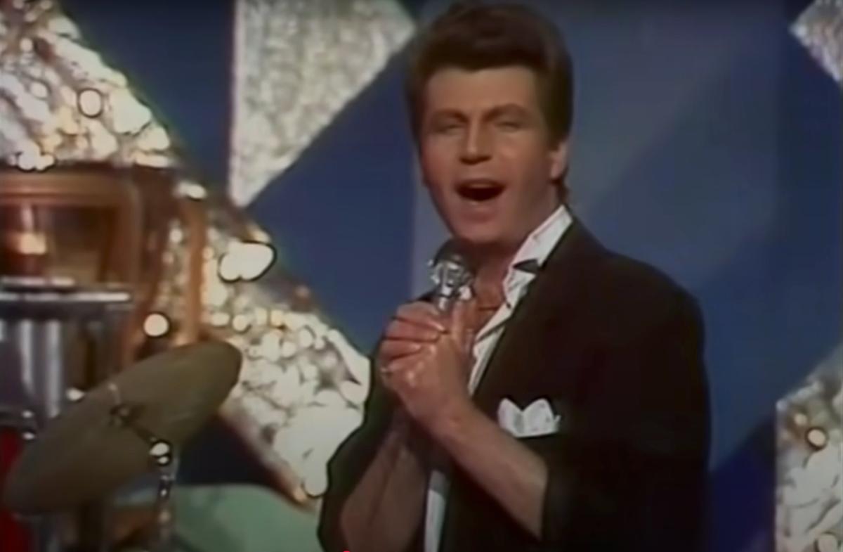 Ярослав Евдокимов исполняет песню «Фантазер», скриншот: YouTube