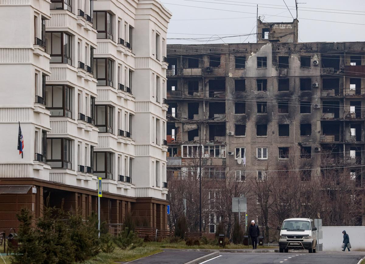New apartments in front of a destroyed building in Russian-occupied Mariupol, Ukraine. Photo: EPA-EFE/SERGEI ILNITSKY