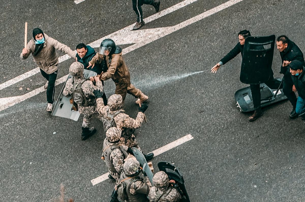 Столкновения протестующих с казахстанскими полицейскими во время митинга в связи с повышением цен на энергоносители в Алматы, Казахстан, 5 января 2022 г. Фото: EPA-EFE/ALEXANDER KUZNETSOV