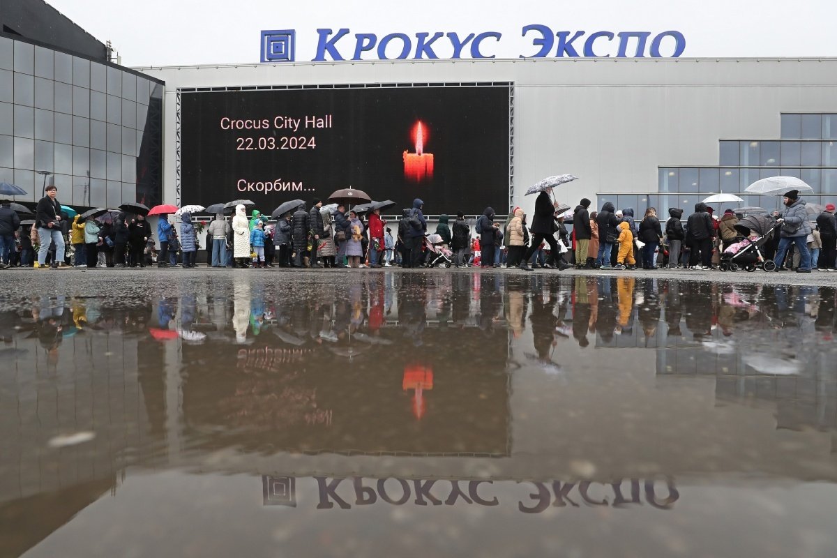 Люди скорбят у концертной площадки «Крокус Сити Холл» после теракта в Красногорске, 24 марта 2024 года. Фото: Максим Шипенков / EPA-EFE