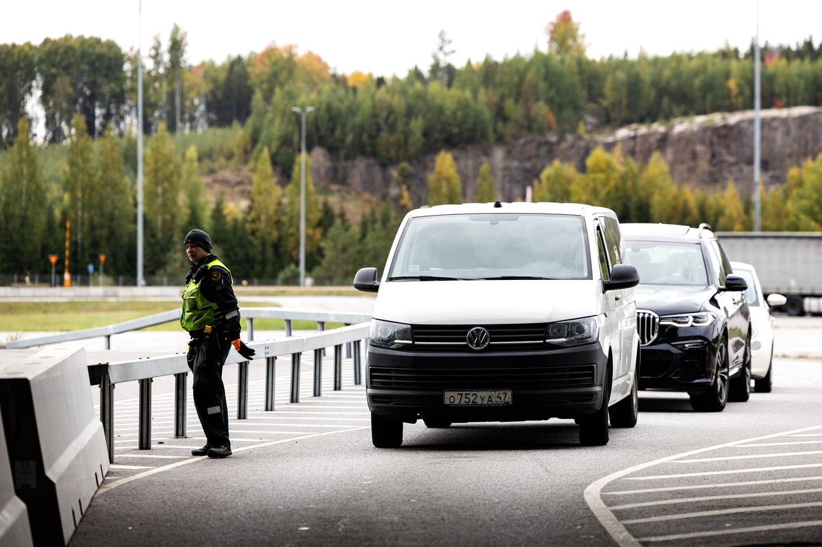 Пункт пересечения границы между Россией и Финляндией. Фото: EPA-EFE/RONI REKOMAA