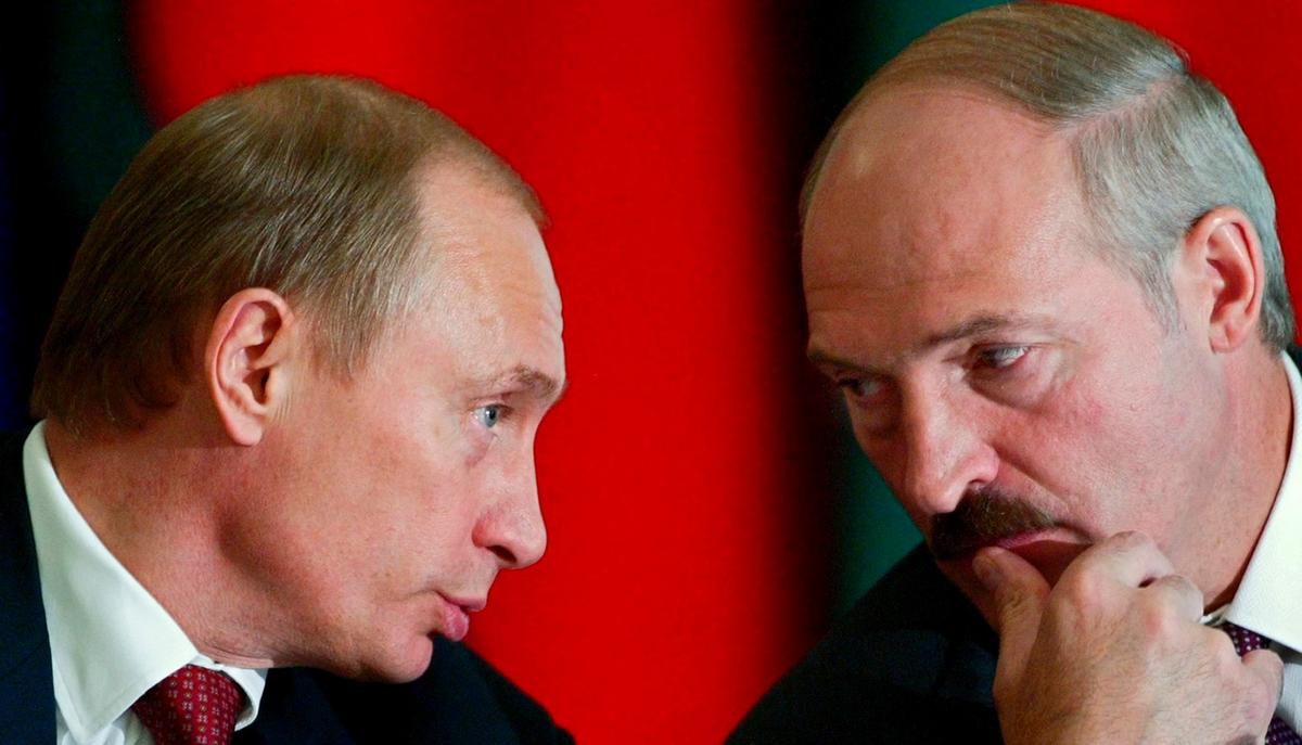 Vladimir Putin and Lukashenko confer in the Kremlin, 23 June 2005. Photo: EPA / IVAN SEKRETAREV/ POOL