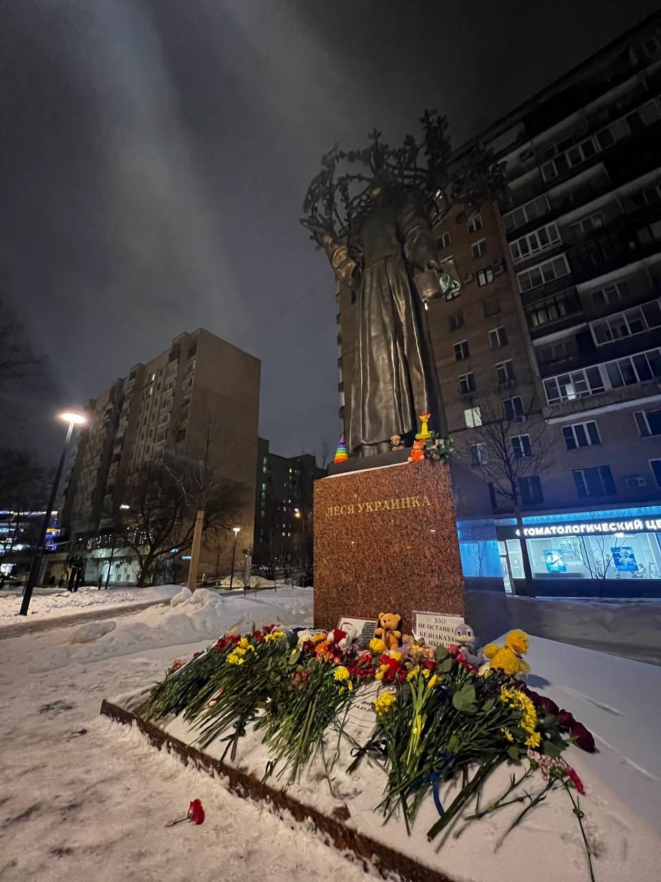 Стихийный мемориал у памятника поэтессе Лесе Украинке. Фото:  Telegram