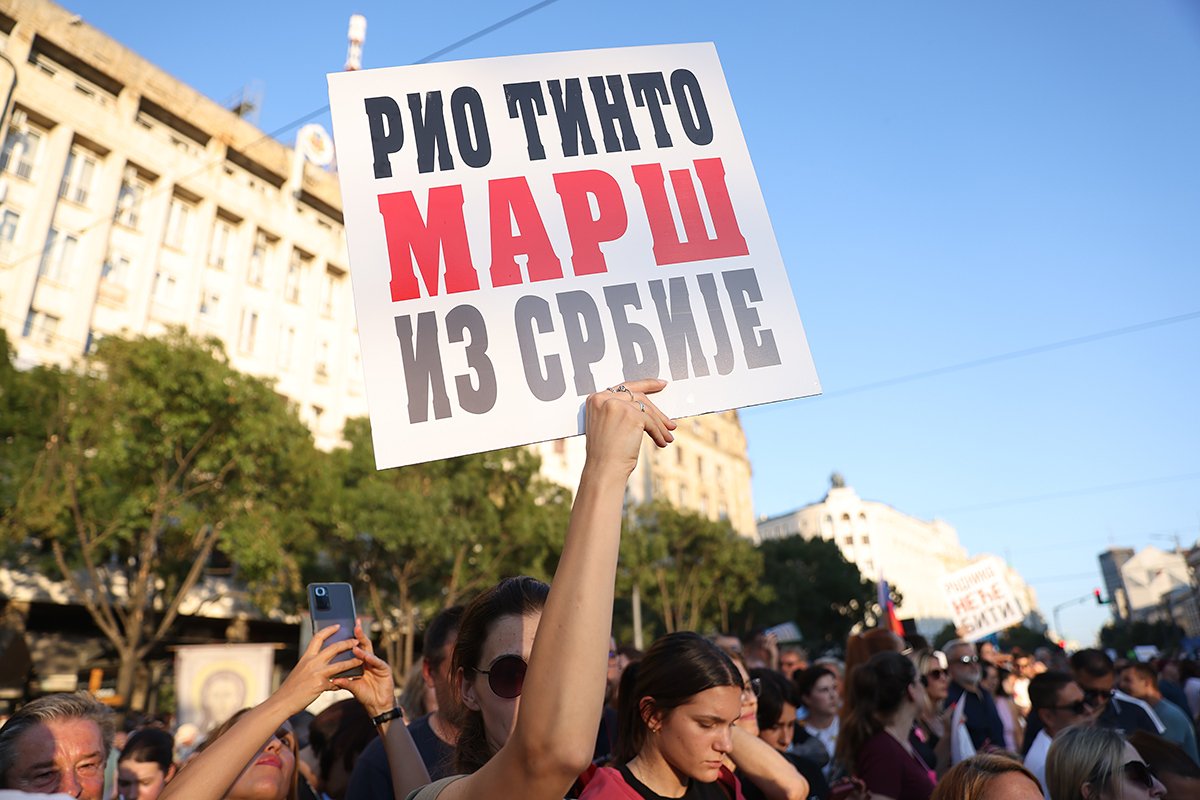 Një protestues mban një tabelë që lexon "Rio Tinto, dil nga Serbia" gjatë një mitingu kundër planeve për të filluar minierat e litiumit në Serbi, në Beograd, Serbi, 10 gusht 2024. Foto: Andrej Cukic / EPA-EFE