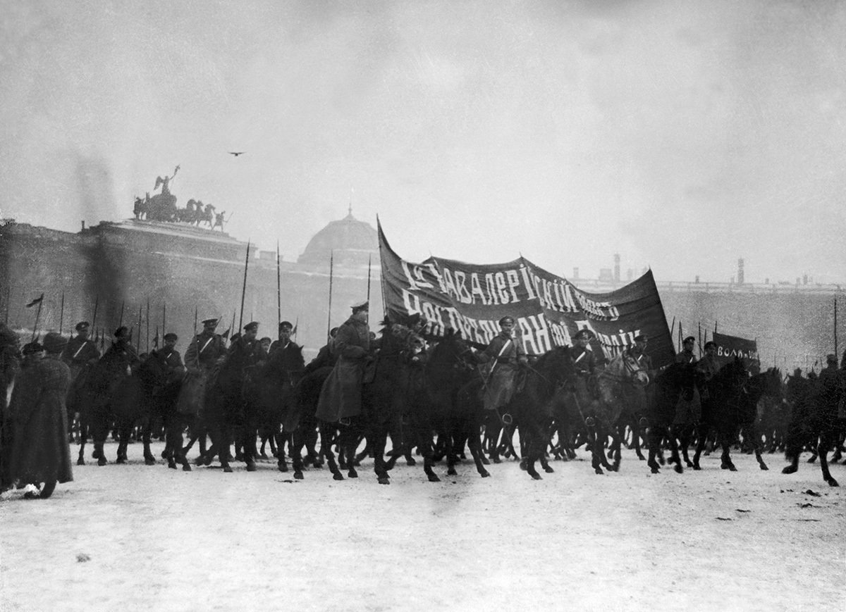 Первый кавалерийский полк Красной Армии перед дворцом в Петрограде, вероятно, под командованием Троцкого. Фото Keystone-France / Gamma-Keystone / Getty Images