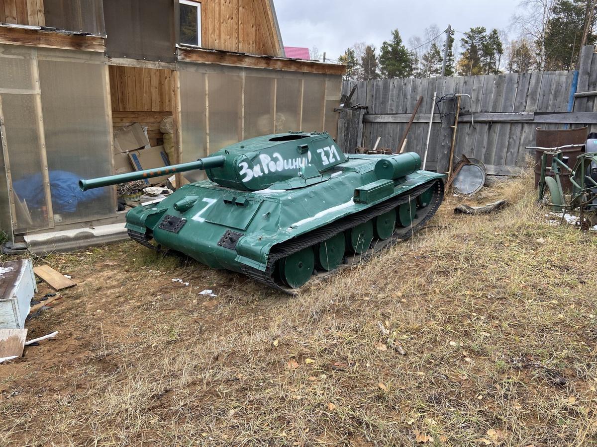 Макет танка на приусадебном участке Александра Шелковникова. Фото: Анна Зуева
