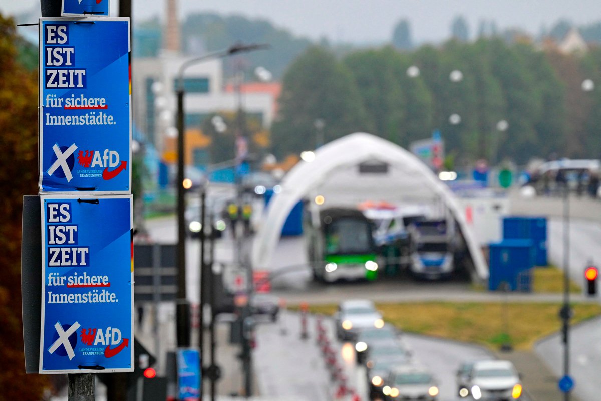 Postera elektoral për partinë Alternativa për Gjermaninë (AfD) shihen përpara një kalimi kufitar në Kehl, Gjermani, 16 shtator 2024. Foto: John Macdougall / AFP / Scanpix / LETA