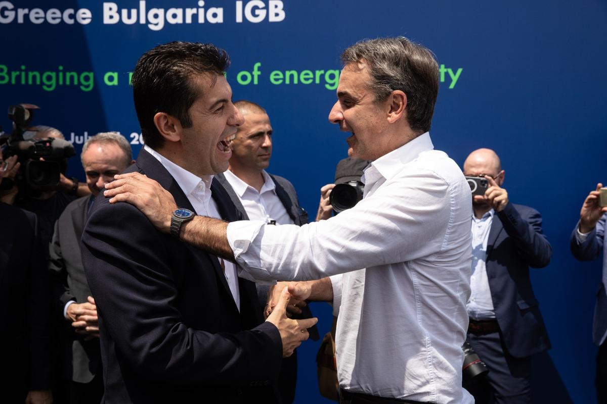 Болгарский премьер Кирилл Петков и премьер-министр Греции Кириакос Мицотакис на открытии газопровода Греция-Болгария, 8 июля 2022 года. Фото: Konstantinos Tsakalidis / Bloomberg / Getty Images