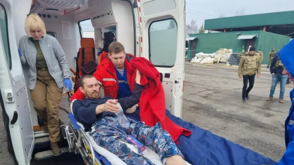 Ukraine hands over wounded prisoners to Russia