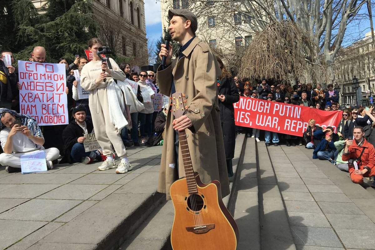 Владимир Котляров, солист группы «Порнофильмы» в Тбилиси. Фото: «Новая газета Европа»