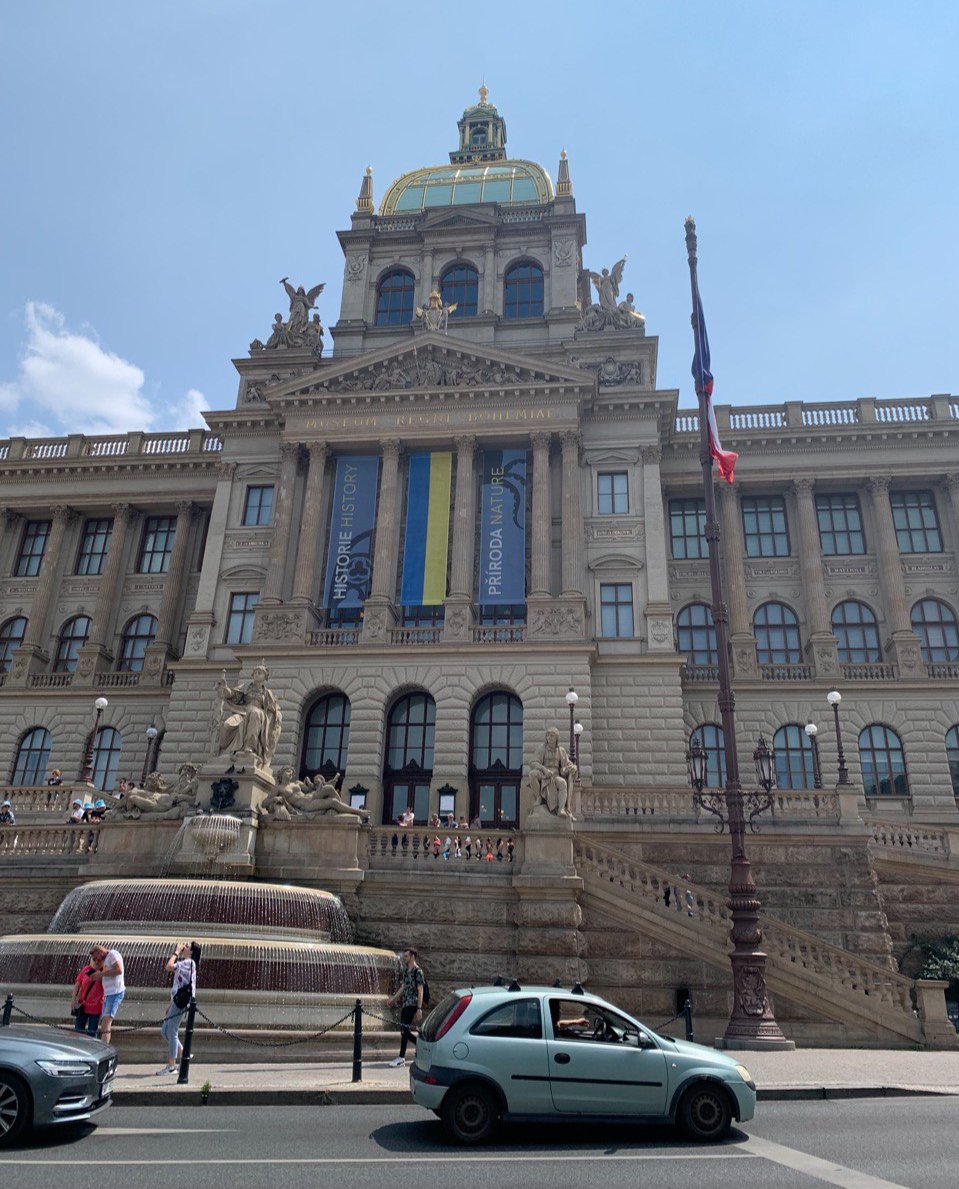 Украинский флаг на фронтоне Национального музея Праги. Фото: Ирина Халип