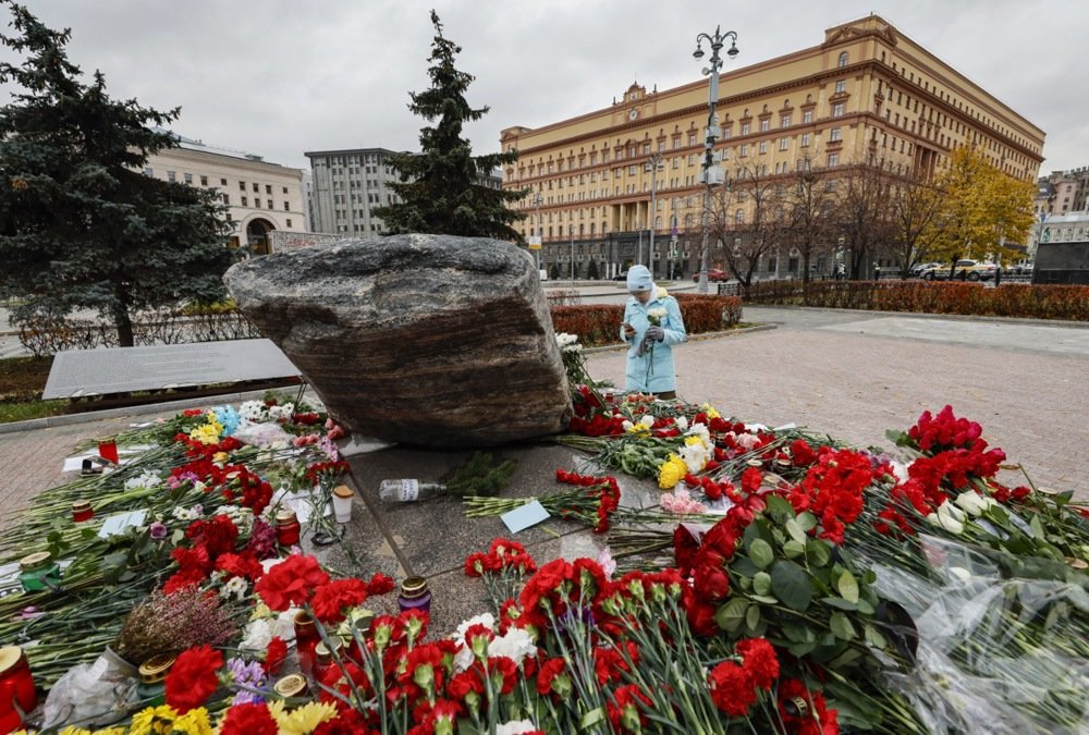 A woman pays her respects to those killed during Soviet era at the Solovetsky Stone in Moscow’s Lubyanka Square, 30 October 2024. Photo: EPA-EFE / YURI KOCHETKOV